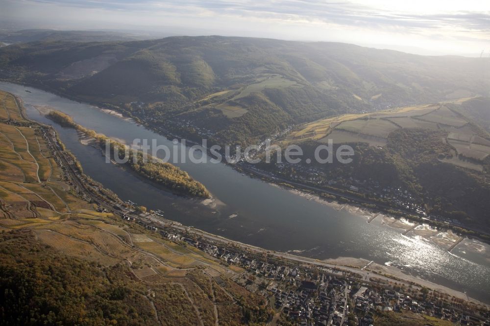 Luftaufnahme Lorch - Uferbereiche mit durch Niedrig- Wasser- Pegel freigelegtem Flußbett im Rhein in Lorch im Bundesland Hessen, Deutschland