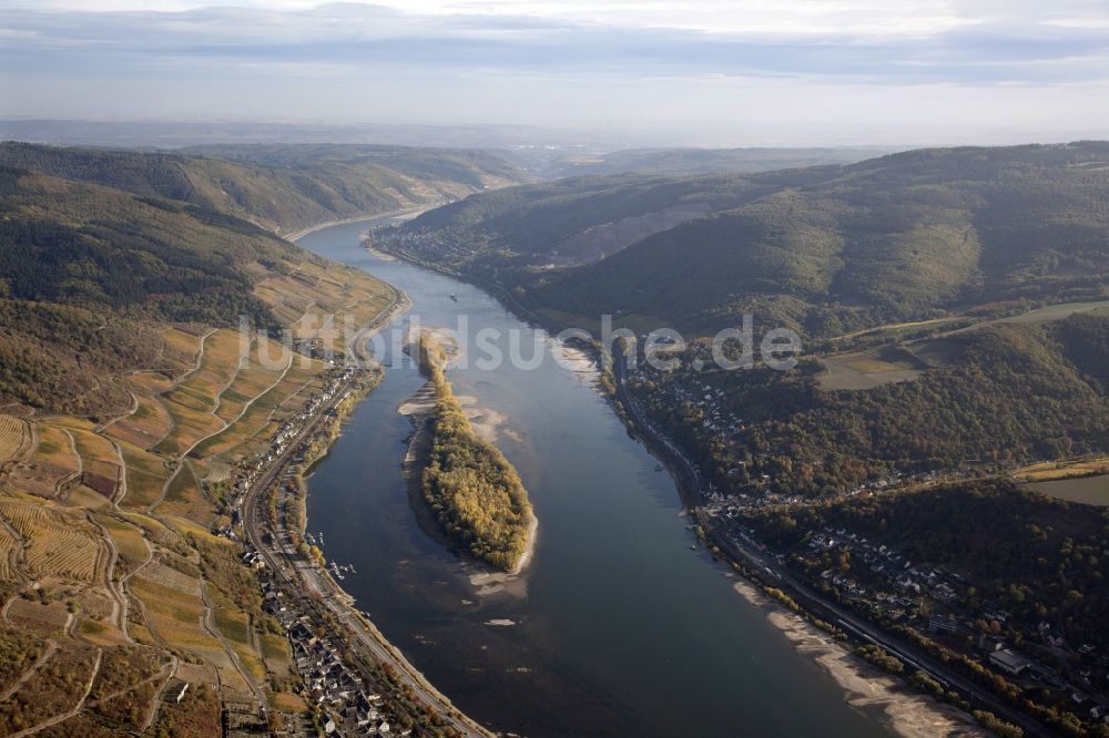 Lorch von oben - Uferbereiche mit durch Niedrig- Wasser- Pegel freigelegtem Flußbett im Rhein in Lorch im Bundesland Hessen, Deutschland