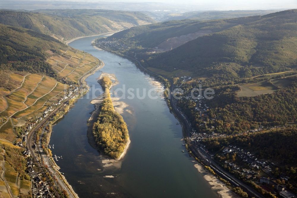 Lorch aus der Vogelperspektive: Uferbereiche mit durch Niedrig- Wasser- Pegel freigelegtem Flußbett im Rhein in Lorch im Bundesland Hessen, Deutschland