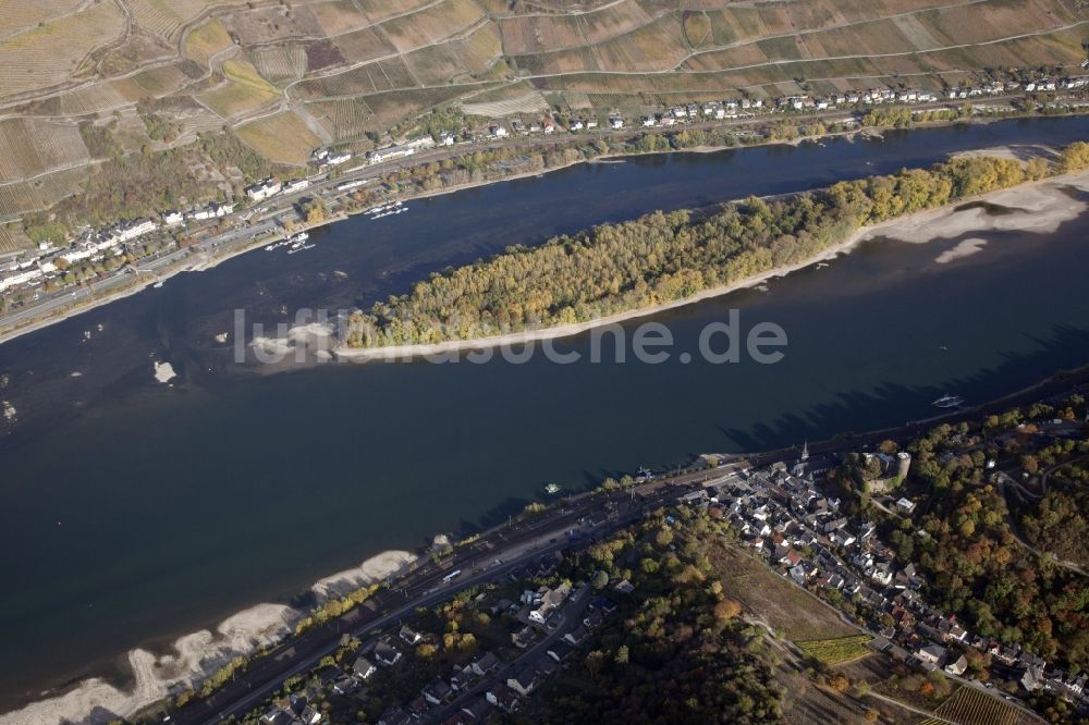 Luftbild Lorch - Uferbereiche mit durch Niedrig- Wasser- Pegel freigelegtem Flußbett im Rhein in Lorch im Bundesland Hessen, Deutschland