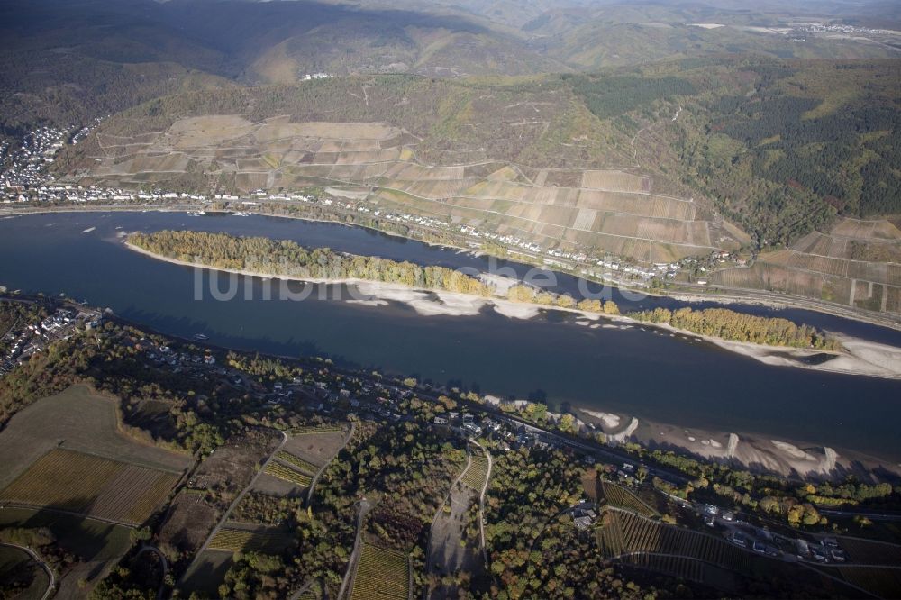 Luftaufnahme Lorch - Uferbereiche mit durch Niedrig- Wasser- Pegel freigelegtem Flußbett im Rhein in Lorch im Bundesland Hessen, Deutschland