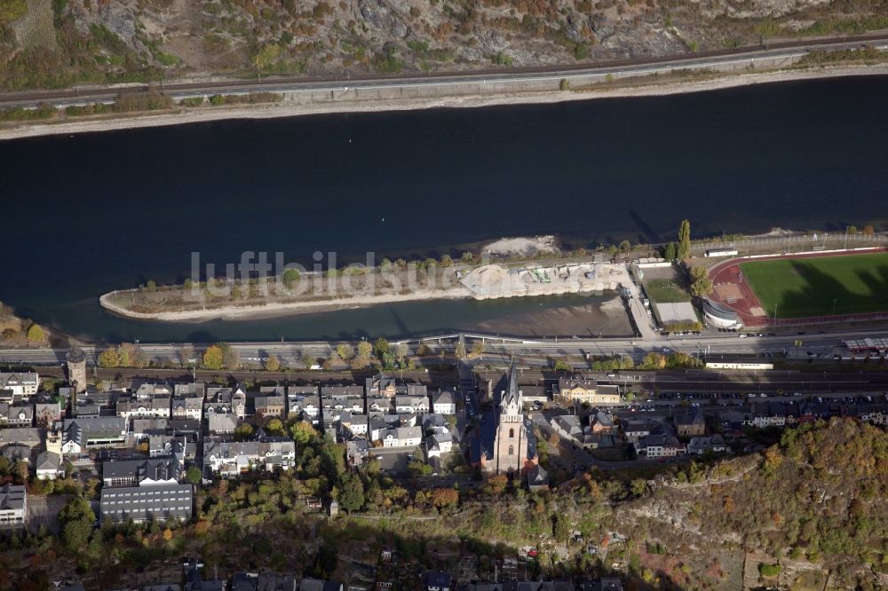 Oberwesel aus der Vogelperspektive: Uferbereiche mit durch Niedrig- Wasser- Pegel freigelegtem Flußbett im Rhein in Oberwesel im Bundesland Rheinland-Pfalz, Deutschland