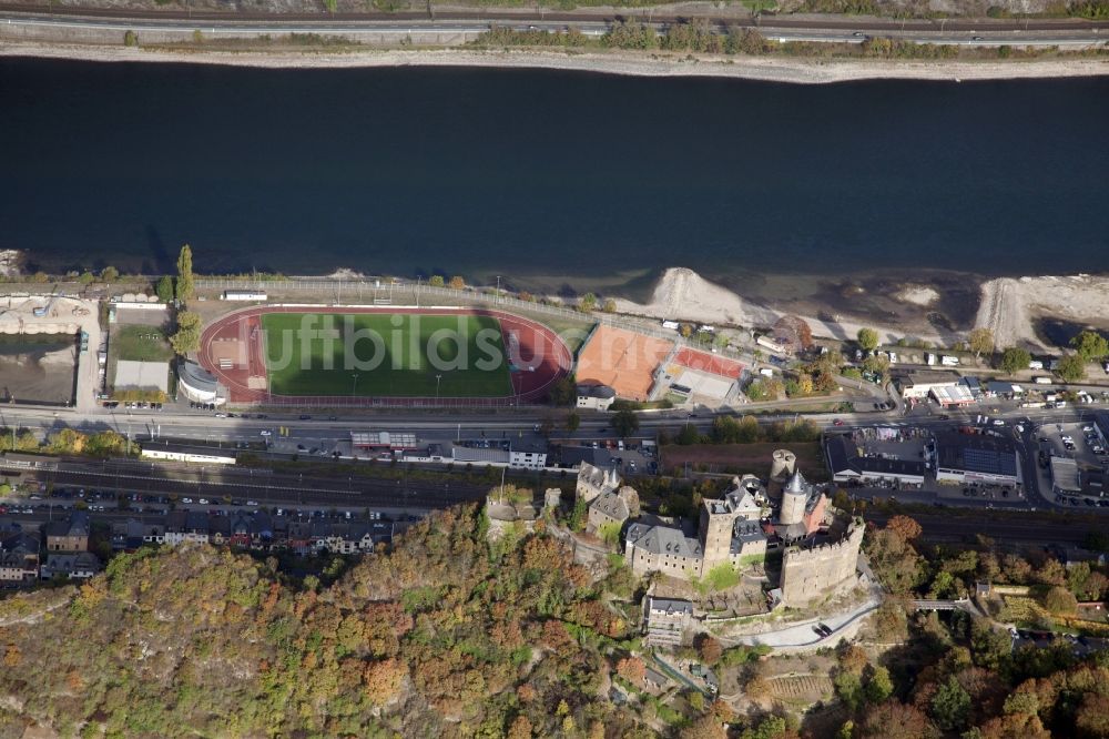 Luftbild Oberwesel - Uferbereiche mit durch Niedrig- Wasser- Pegel freigelegtem Flußbett im Rhein in Oberwesel im Bundesland Rheinland-Pfalz, Deutschland