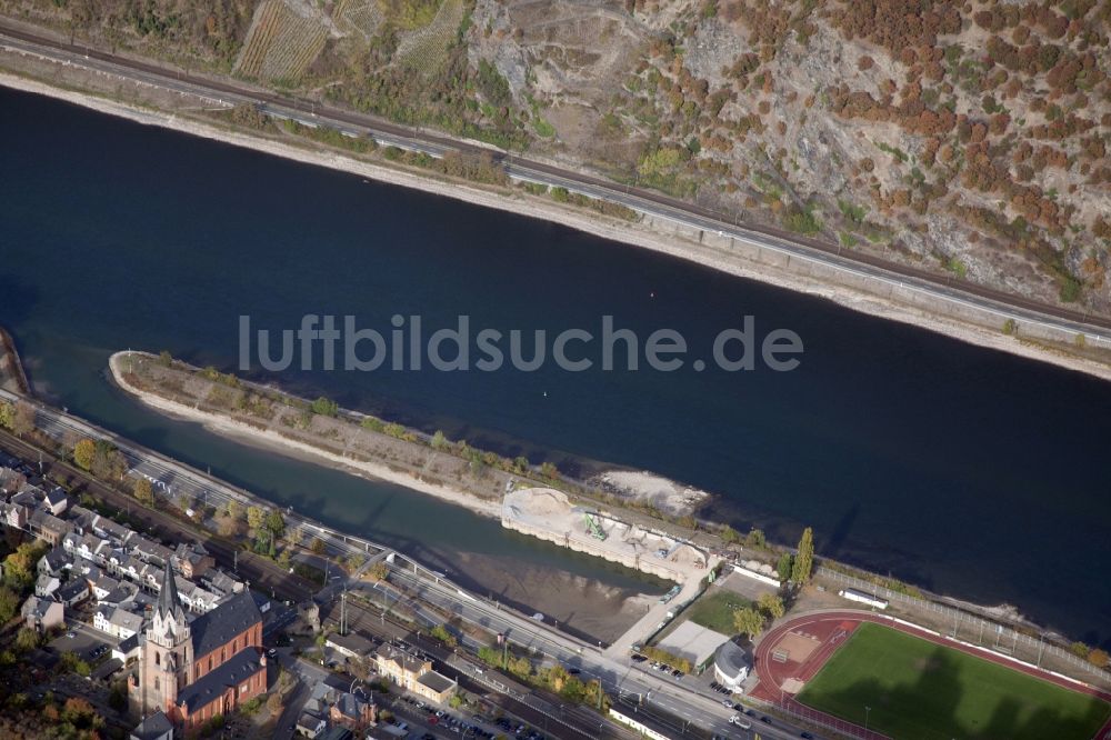 Oberwesel von oben - Uferbereiche mit durch Niedrig- Wasser- Pegel freigelegtem Flußbett im Rhein in Oberwesel im Bundesland Rheinland-Pfalz, Deutschland