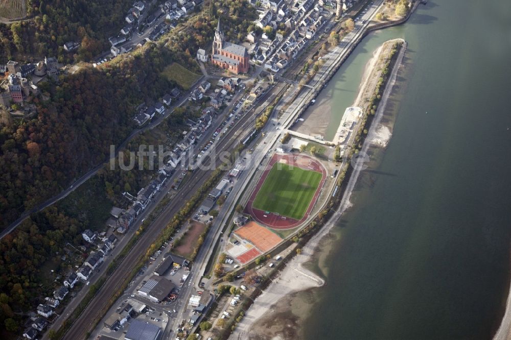 Luftaufnahme Oberwesel - Uferbereiche mit durch Niedrig- Wasser- Pegel freigelegtem Flußbett im Rhein in Oberwesel im Bundesland Rheinland-Pfalz, Deutschland