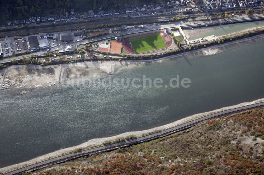 Oberwesel von oben - Uferbereiche mit durch Niedrig- Wasser- Pegel freigelegtem Flußbett im Rhein in Oberwesel im Bundesland Rheinland-Pfalz, Deutschland