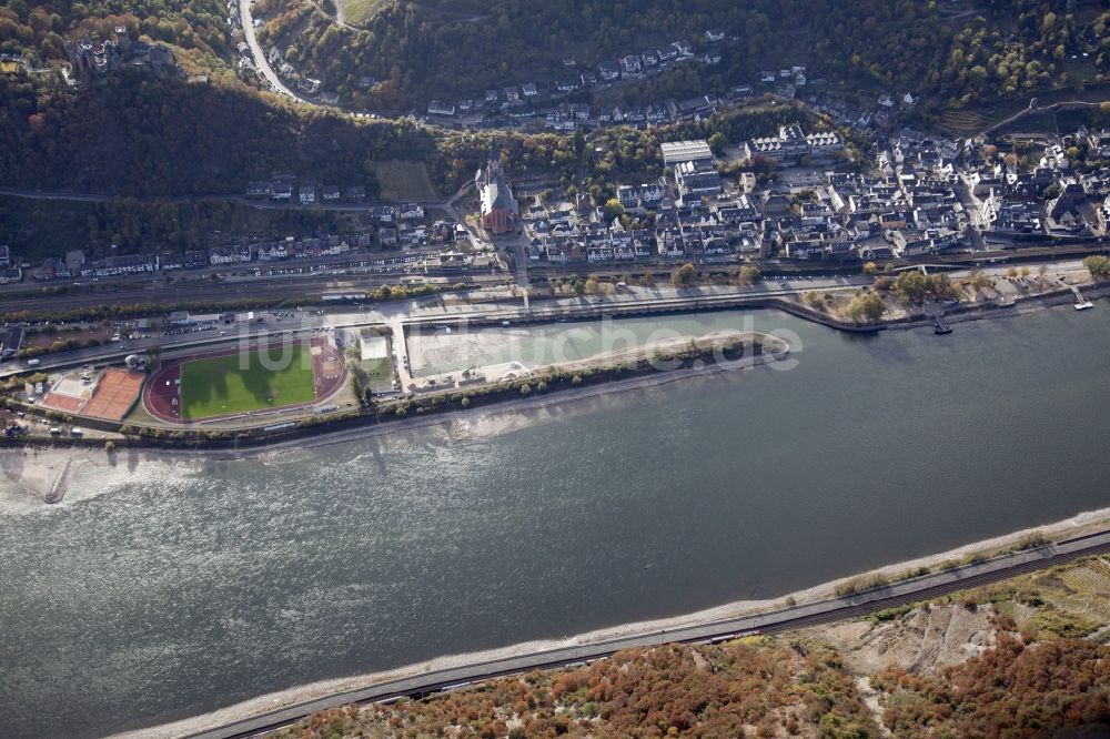 Oberwesel aus der Vogelperspektive: Uferbereiche mit durch Niedrig- Wasser- Pegel freigelegtem Flußbett im Rhein in Oberwesel im Bundesland Rheinland-Pfalz, Deutschland