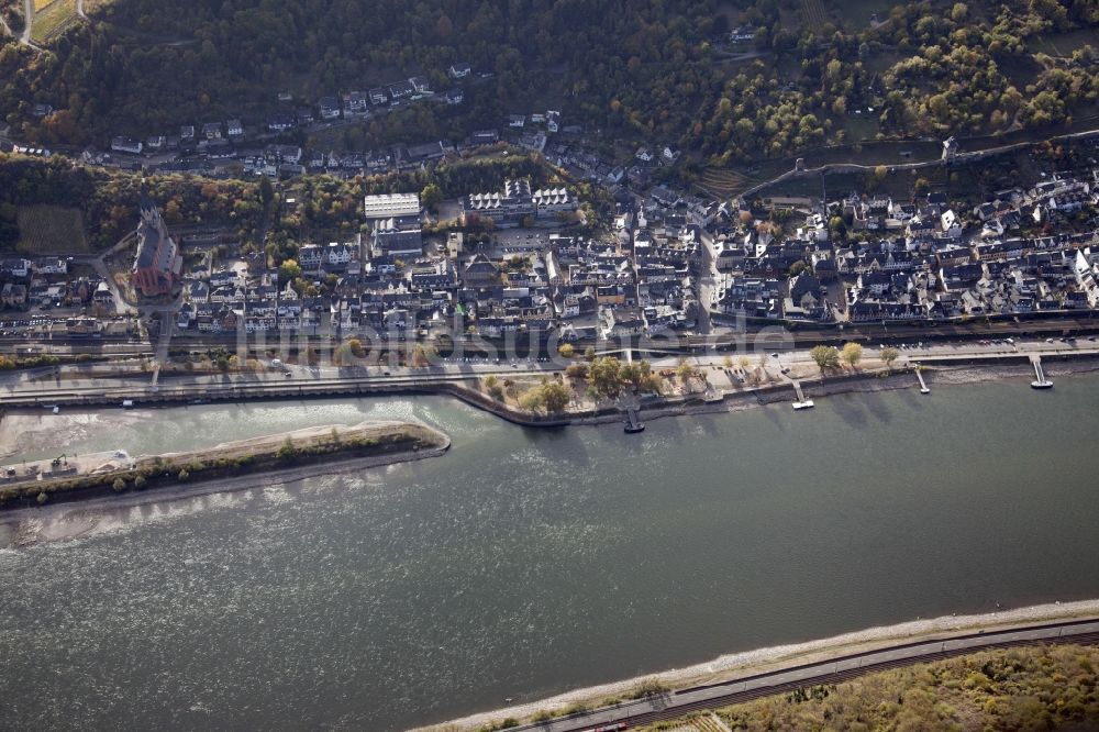 Luftbild Oberwesel - Uferbereiche mit durch Niedrig- Wasser- Pegel freigelegtem Flußbett im Rhein in Oberwesel im Bundesland Rheinland-Pfalz, Deutschland