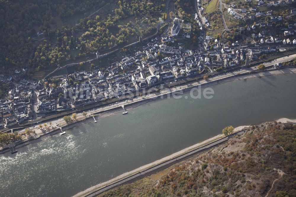 Luftaufnahme Oberwesel - Uferbereiche mit durch Niedrig- Wasser- Pegel freigelegtem Flußbett im Rhein in Oberwesel im Bundesland Rheinland-Pfalz, Deutschland