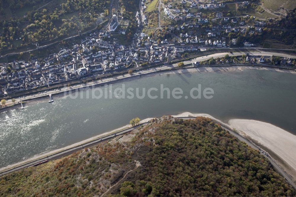 Oberwesel aus der Vogelperspektive: Uferbereiche mit durch Niedrig- Wasser- Pegel freigelegtem Flußbett im Rhein in Oberwesel im Bundesland Rheinland-Pfalz, Deutschland