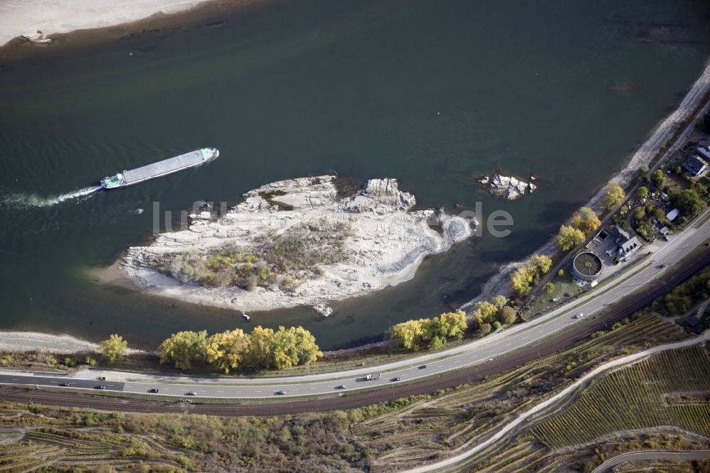 Luftaufnahme Oberwesel - Uferbereiche mit durch Niedrig- Wasser- Pegel freigelegtem Flußbett im Rhein in Oberwesel im Bundesland Rheinland-Pfalz, Deutschland