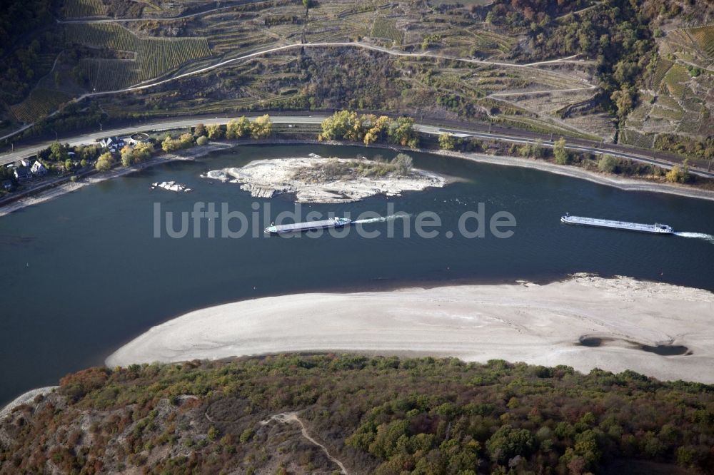 Oberwesel aus der Vogelperspektive: Uferbereiche mit durch Niedrig- Wasser- Pegel freigelegtem Flußbett im Rhein in Oberwesel im Bundesland Rheinland-Pfalz, Deutschland