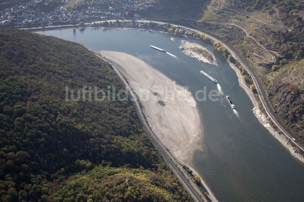 Luftaufnahme Oberwesel - Uferbereiche mit durch Niedrig- Wasser- Pegel freigelegtem Flußbett im Rhein in Oberwesel im Bundesland Rheinland-Pfalz, Deutschland