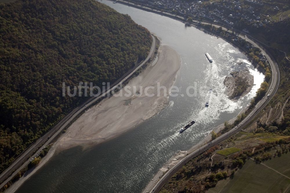 Oberwesel von oben - Uferbereiche mit durch Niedrig- Wasser- Pegel freigelegtem Flußbett im Rhein in Oberwesel im Bundesland Rheinland-Pfalz, Deutschland