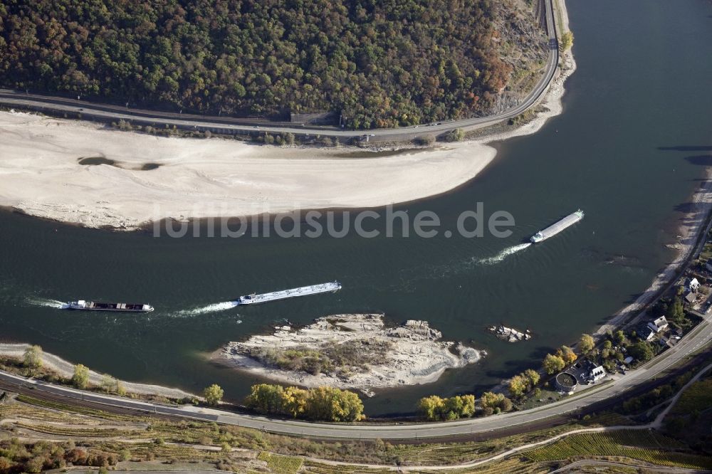 Luftaufnahme Oberwesel - Uferbereiche mit durch Niedrig- Wasser- Pegel freigelegtem Flußbett im Rhein in Oberwesel im Bundesland Rheinland-Pfalz, Deutschland