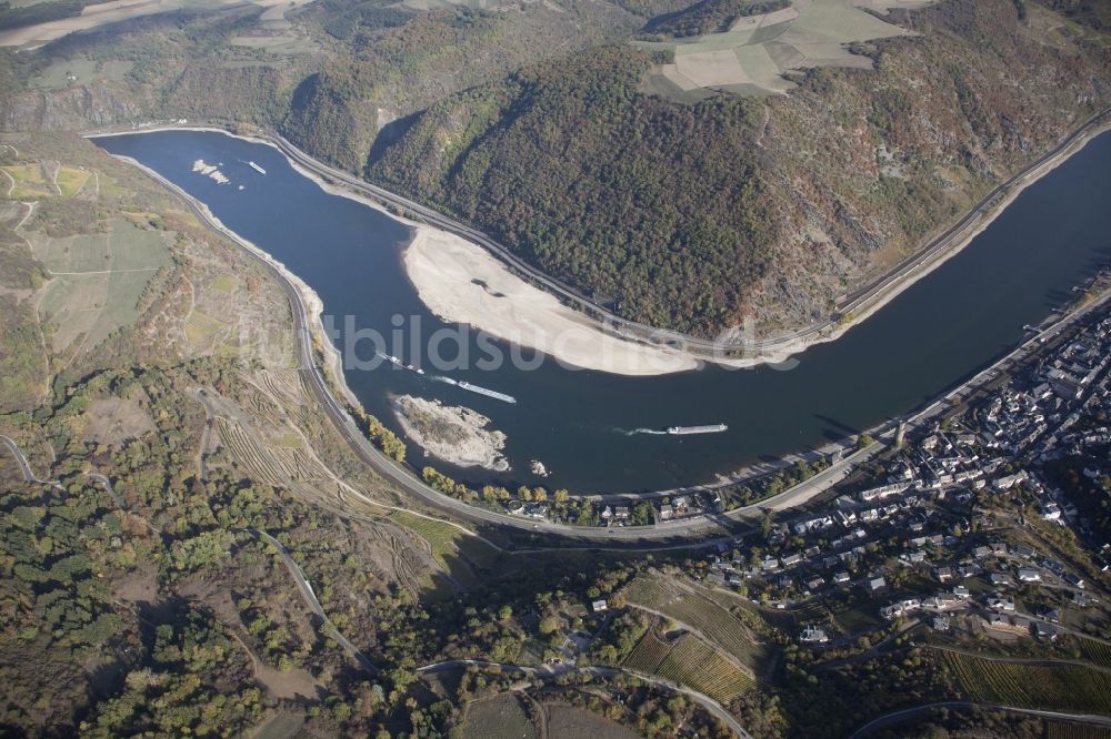 Oberwesel aus der Vogelperspektive: Uferbereiche mit durch Niedrig- Wasser- Pegel freigelegtem Flußbett im Rhein in Oberwesel im Bundesland Rheinland-Pfalz, Deutschland