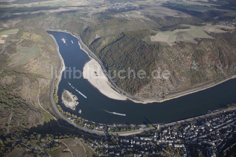 Luftbild Oberwesel - Uferbereiche mit durch Niedrig- Wasser- Pegel freigelegtem Flußbett im Rhein in Oberwesel im Bundesland Rheinland-Pfalz, Deutschland