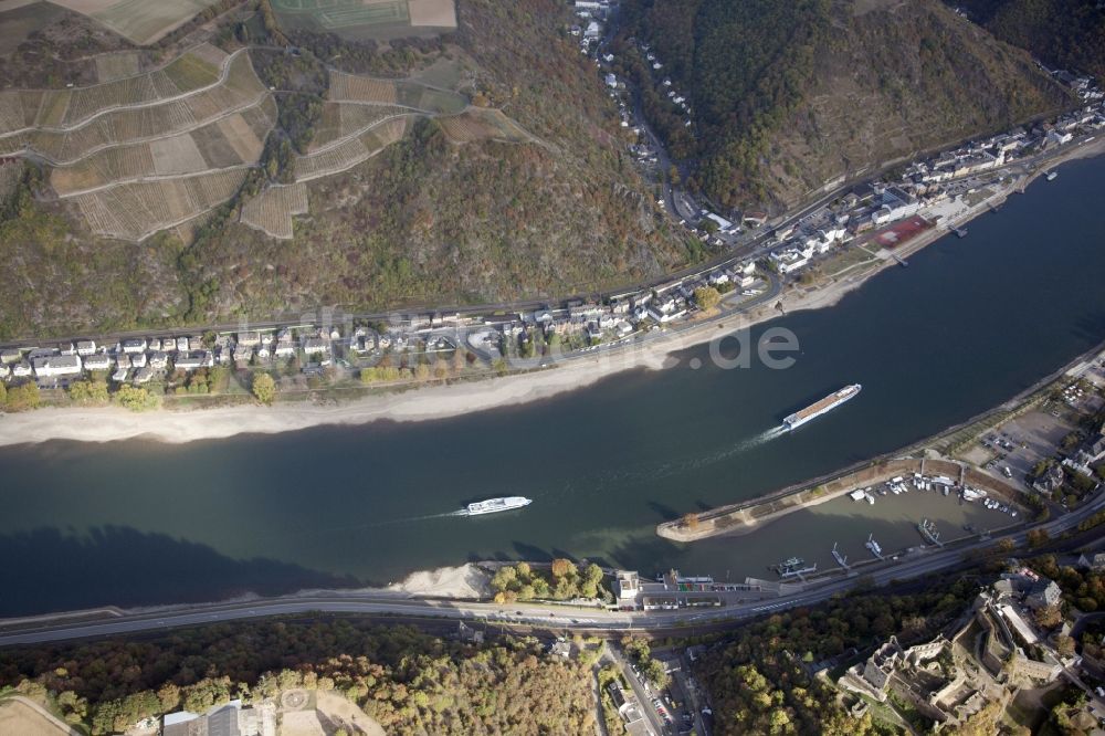 Luftaufnahme Sankt Goar - Uferbereiche mit durch Niedrig- Wasser- Pegel freigelegtem Flußbett im Rhein in Sankt Goar im Bundesland Rheinland-Pfalz, Deutschland