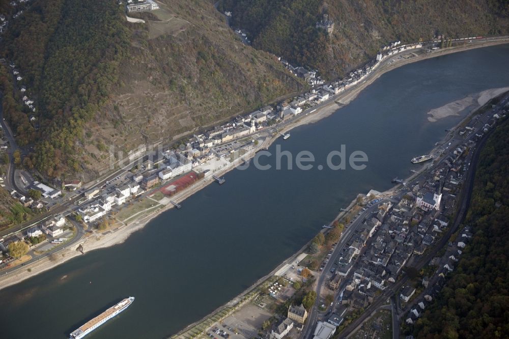 Luftaufnahme Sankt Goarshausen - Uferbereiche mit durch Niedrig- Wasser- Pegel freigelegtem Flußbett im Rhein in Sankt Goarshausen im Bundesland Rheinland-Pfalz, Deutschland