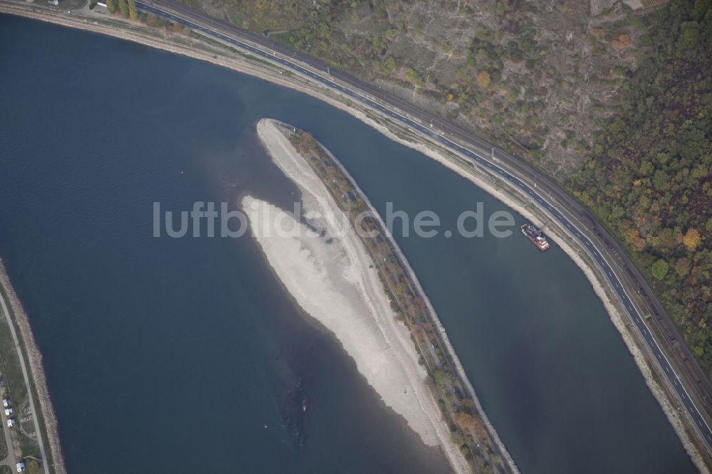 Sankt Goarshausen von oben - Uferbereiche mit durch Niedrig- Wasser- Pegel freigelegtem Flußbett im Rhein in Sankt Goarshausen im Bundesland Rheinland-Pfalz, Deutschland