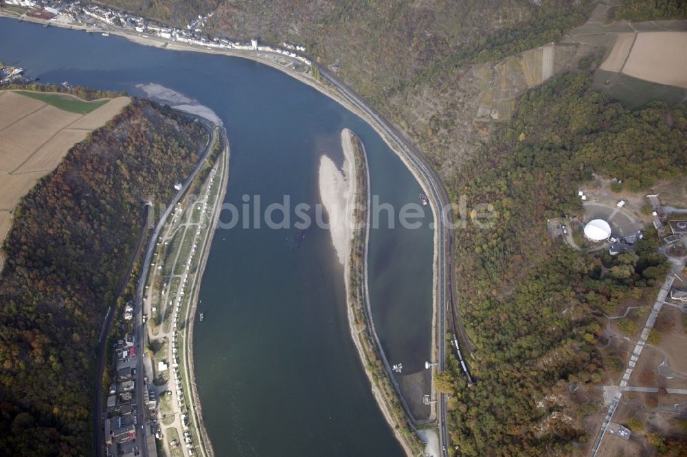 Luftbild Sankt Goarshausen - Uferbereiche mit durch Niedrig- Wasser- Pegel freigelegtem Flußbett im Rhein in Sankt Goarshausen im Bundesland Rheinland-Pfalz, Deutschland