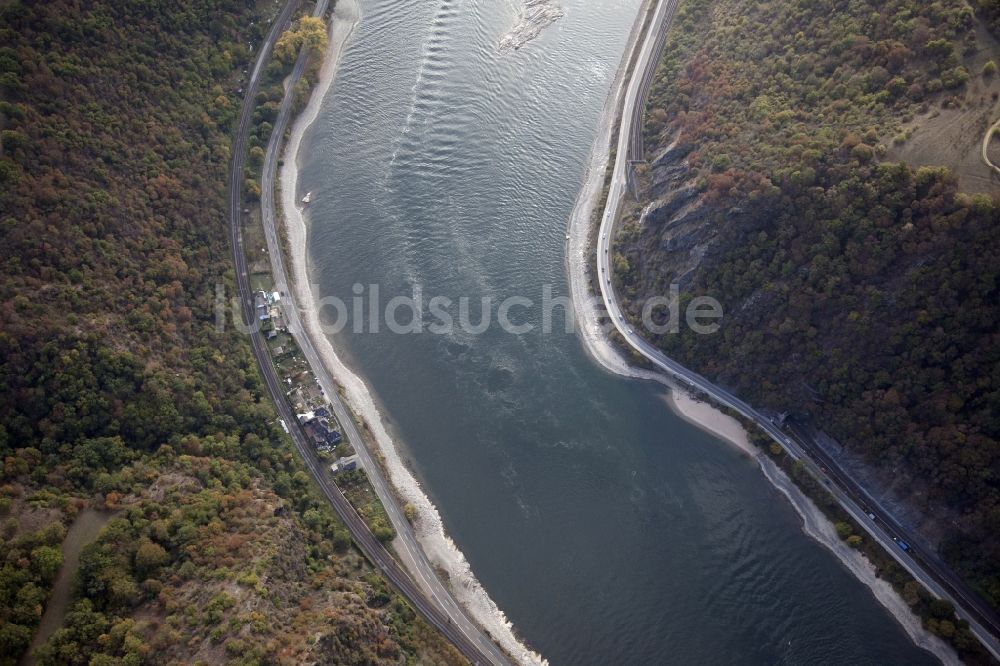 Luftaufnahme Sankt Goarshausen - Uferbereiche mit durch Niedrig- Wasser- Pegel freigelegtem Flußbett im Rhein in Sankt Goarshausen im Bundesland Rheinland-Pfalz, Deutschland