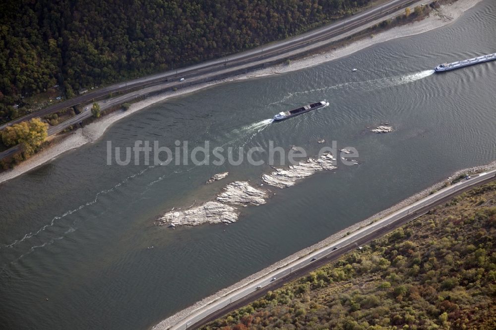 Sankt Goarshausen von oben - Uferbereiche mit durch Niedrig- Wasser- Pegel freigelegtem Flußbett im Rhein in Sankt Goarshausen im Bundesland Rheinland-Pfalz, Deutschland