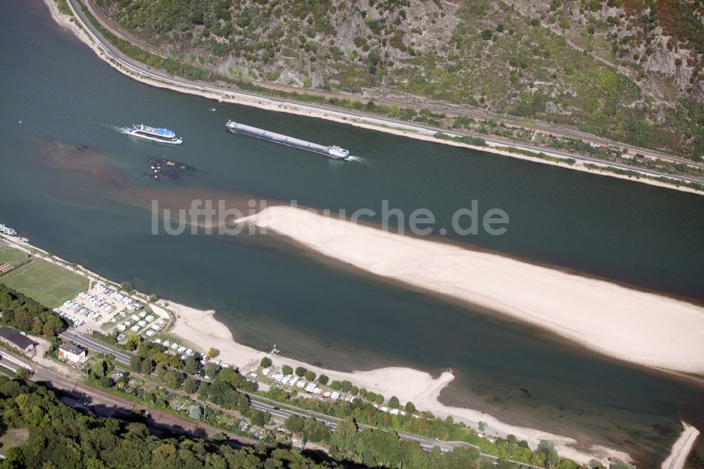 Bacharach von oben - Uferbereiche mit durch Niedrig- Wasser- Pegel freigelegtem Flußbett des Rheins in Bacharach im Bundesland Rheinland-Pfalz