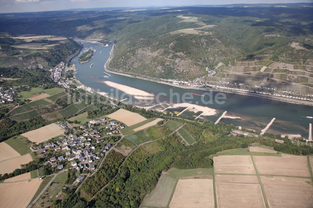 Bacharach von oben - Uferbereiche mit durch Niedrig- Wasser- Pegel freigelegtem Flußbett des Rheins bei Bacharach im Bundesland Rheinland-Pfalz