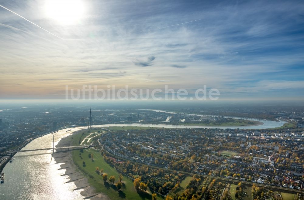 Düsseldorf von oben - Uferbereiche mit durch Niedrig- Wasser- Pegel freigelegten Bunen am Flußbett des Rhein in Düsseldorf im Bundesland Nordrhein-Westfalen, Deutschland