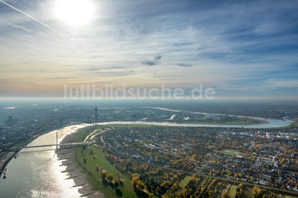 Düsseldorf aus der Vogelperspektive: Uferbereiche mit durch Niedrig- Wasser- Pegel freigelegten Bunen am Flußbett des Rhein in Düsseldorf im Bundesland Nordrhein-Westfalen, Deutschland