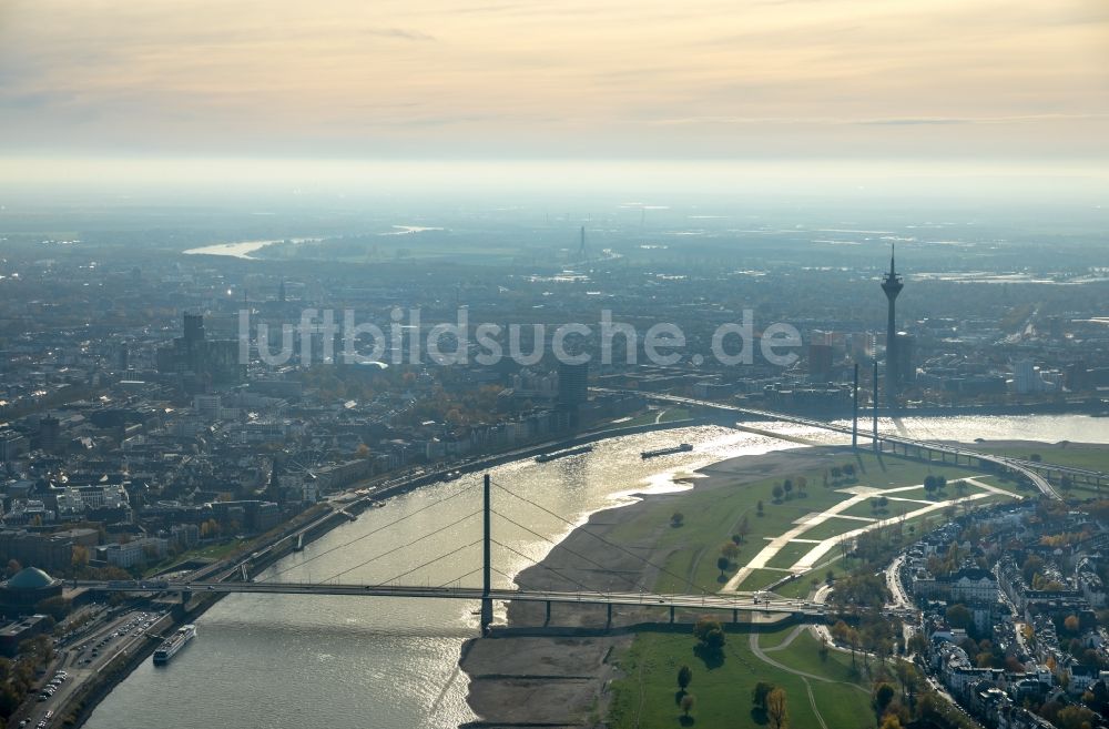 Luftbild Düsseldorf - Uferbereiche mit durch Niedrig- Wasser- Pegel freigelegten Bunen am Flußbett des Rhein in Düsseldorf im Bundesland Nordrhein-Westfalen, Deutschland