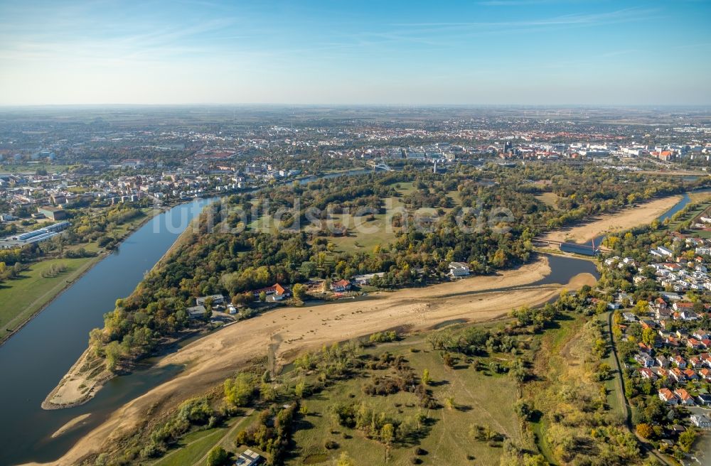 Magdeburg aus der Vogelperspektive: Uferbereiche mit durch Niedrig- Wasser- Pegel freigelegten Flußbett der Alte Elbe im Ortsteil Werder in Magdeburg im Bundesland Sachsen-Anhalt, Deutschland