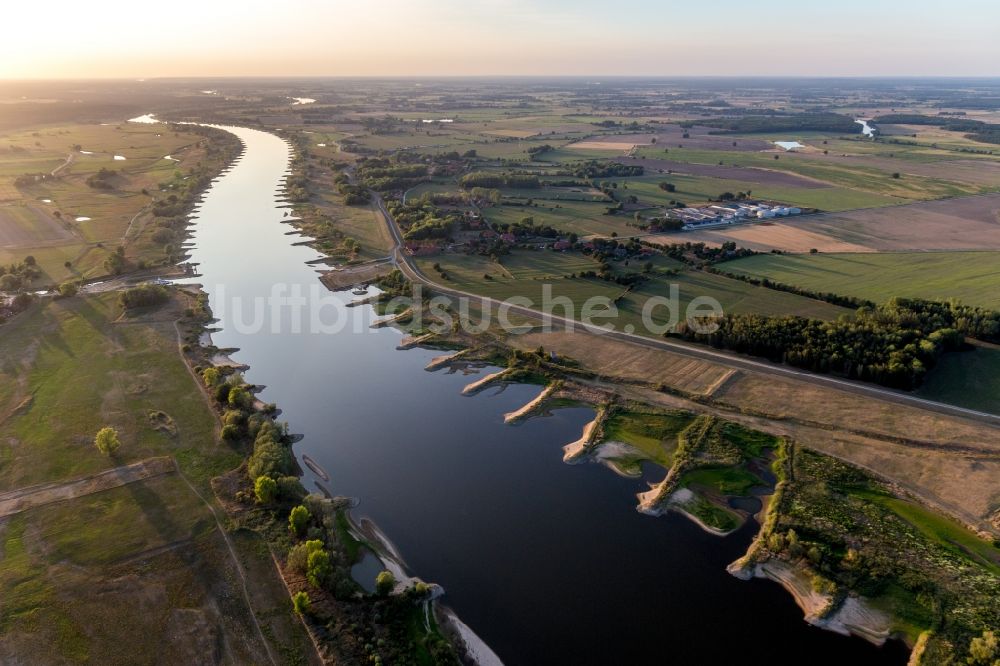 Darchau aus der Vogelperspektive: Uferbereiche mit durch Niedrig- Wasser- Pegel freigelegten Flußbett der Elbe in Darchau im Bundesland Niedersachsen, Deutschland