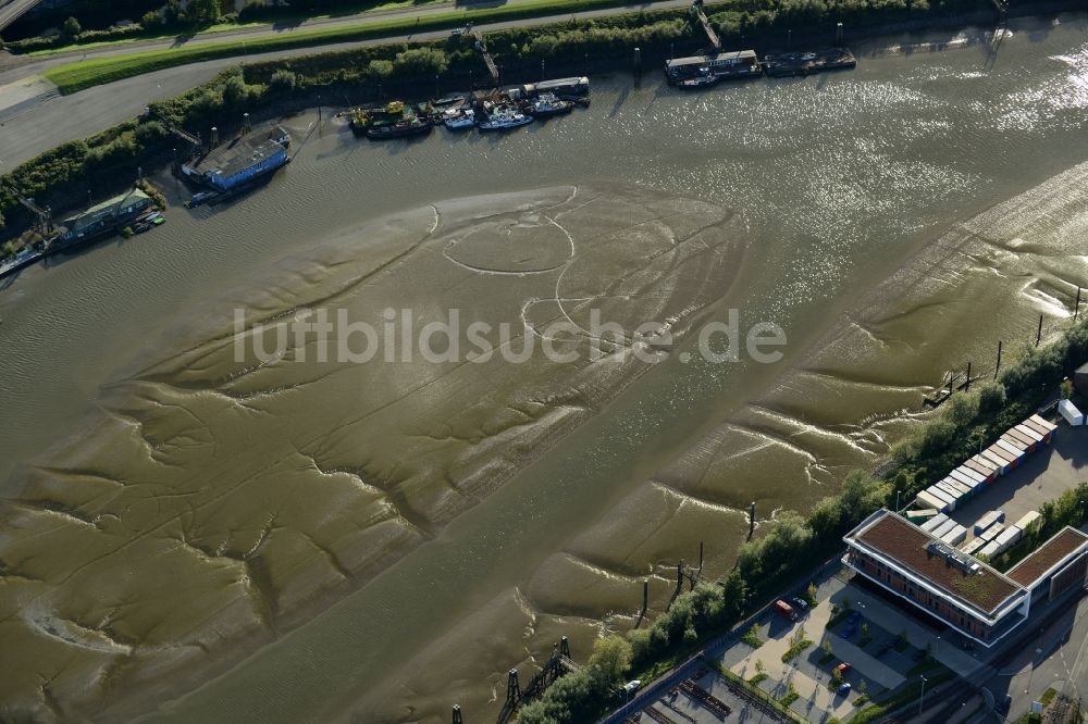 Hamburg von oben - Uferbereiche mit durch Niedrig- Wasser- Pegel freigelegten Flußbett der Elbe im Hafenbecken des Spreehafen in Hamburg