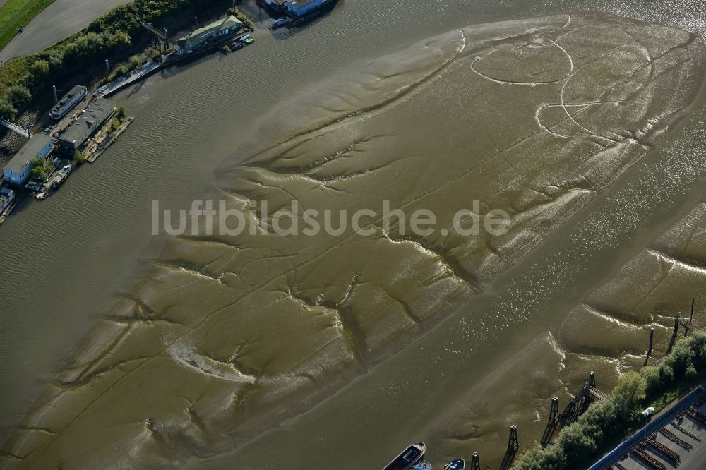 Hamburg aus der Vogelperspektive: Uferbereiche mit durch Niedrig- Wasser- Pegel freigelegten Flußbett der Elbe im Hafenbecken des Spreehafen in Hamburg