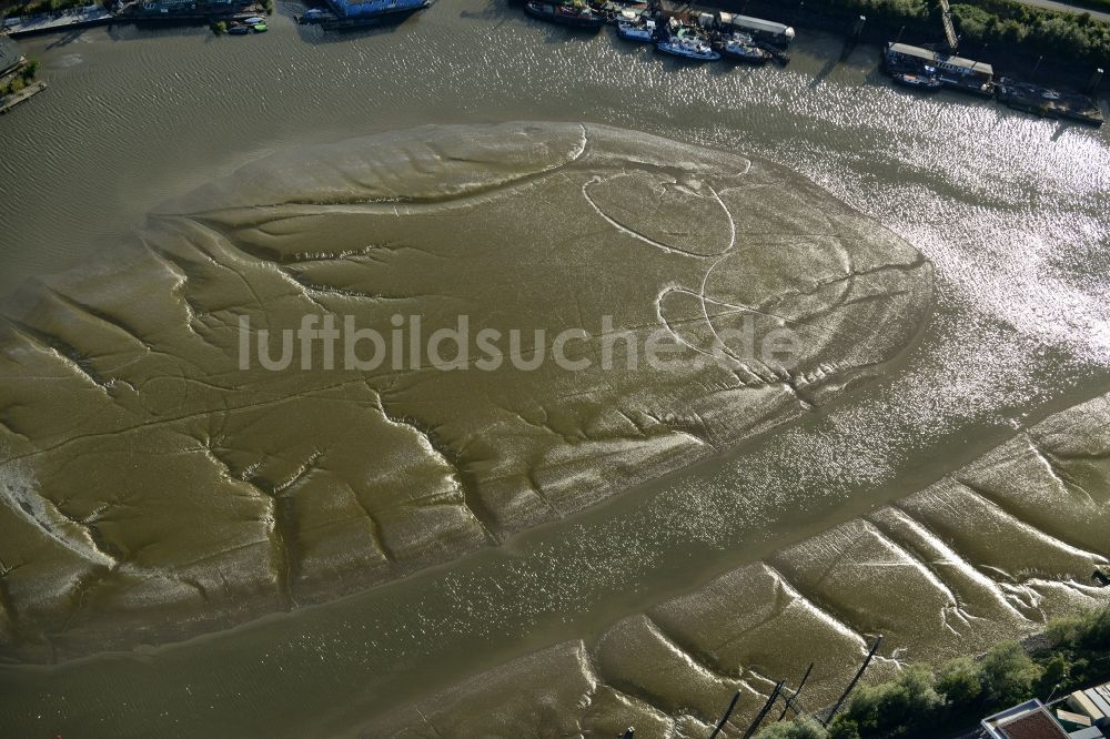 Luftbild Hamburg - Uferbereiche mit durch Niedrig- Wasser- Pegel freigelegten Flußbett der Elbe im Hafenbecken des Spreehafen in Hamburg