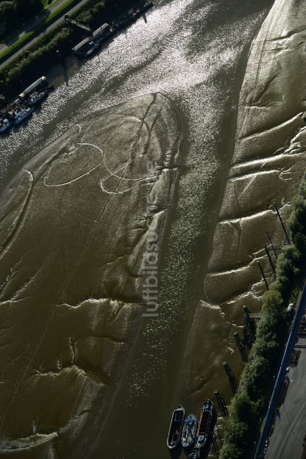 Luftaufnahme Hamburg - Uferbereiche mit durch Niedrig- Wasser- Pegel freigelegten Flußbett der Elbe im Hafenbecken des Spreehafen in Hamburg