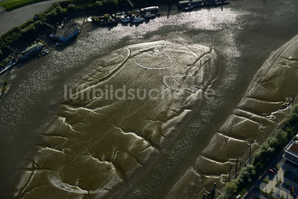 Hamburg von oben - Uferbereiche mit durch Niedrig- Wasser- Pegel freigelegten Flußbett der Elbe im Hafenbecken des Spreehafen in Hamburg