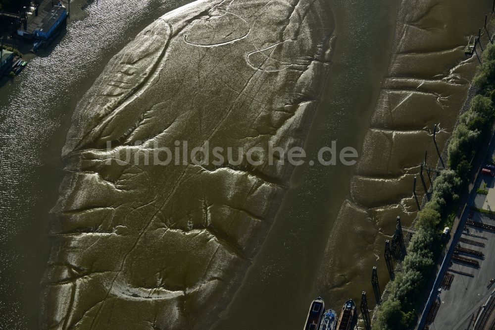 Hamburg aus der Vogelperspektive: Uferbereiche mit durch Niedrig- Wasser- Pegel freigelegten Flußbett der Elbe im Hafenbecken des Spreehafen in Hamburg