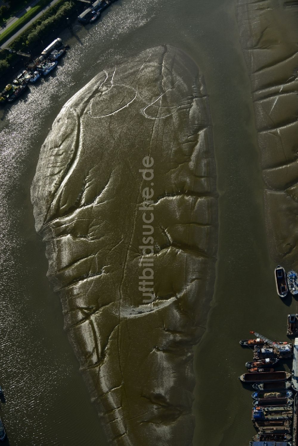 Hamburg von oben - Uferbereiche mit durch Niedrig- Wasser- Pegel freigelegten Flußbett der Elbe im Hafenbecken des Spreehafen in Hamburg