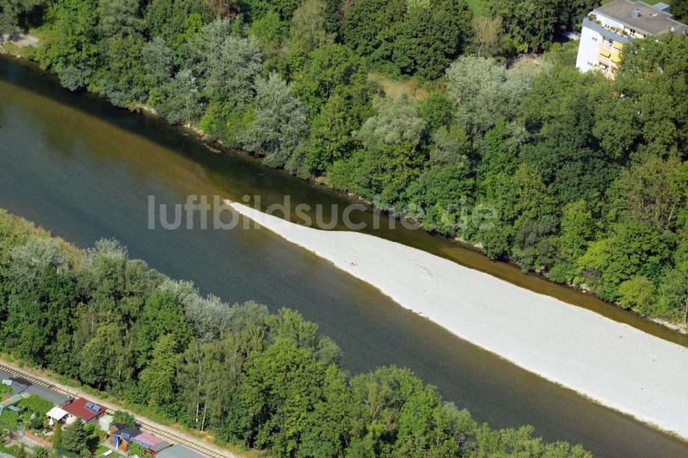 Augsburg aus der Vogelperspektive: Uferbereiche mit durch Niedrig- Wasser- Pegel freigelegten Flußbett der Lech in Augsburg im Bundesland Bayern