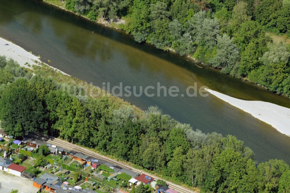 Luftbild Augsburg - Uferbereiche mit durch Niedrig- Wasser- Pegel freigelegten Flußbett der Lech in Augsburg im Bundesland Bayern