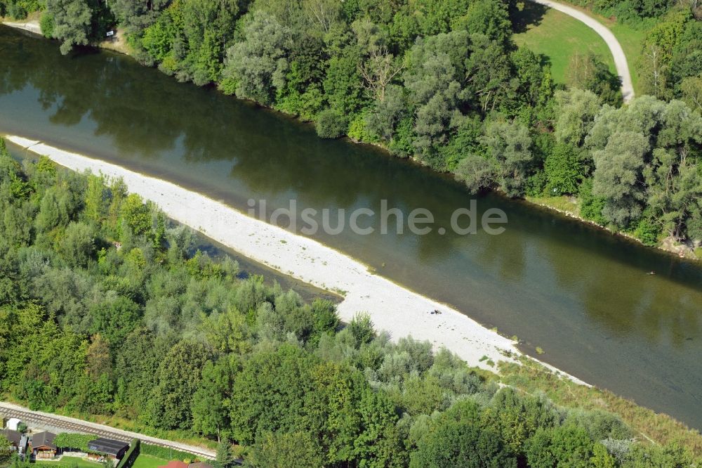 Luftaufnahme Augsburg - Uferbereiche mit durch Niedrig- Wasser- Pegel freigelegten Flußbett der Lech in Augsburg im Bundesland Bayern