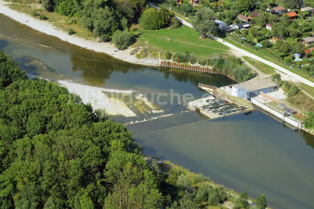 Augsburg von oben - Uferbereiche mit durch Niedrig- Wasser- Pegel freigelegten Flußbett der Lech in Augsburg im Bundesland Bayern