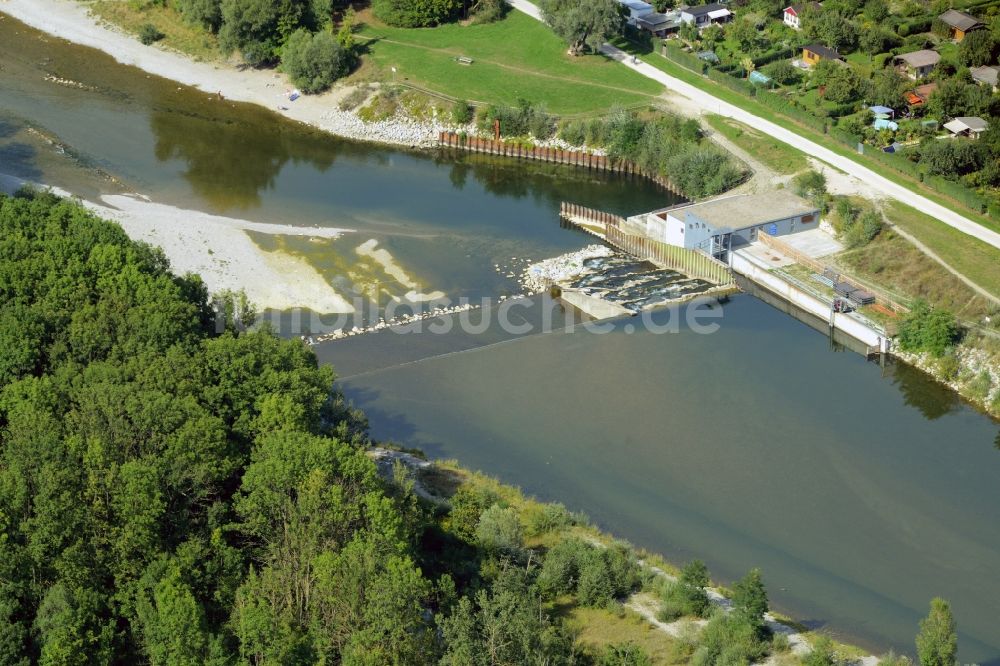 Augsburg aus der Vogelperspektive: Uferbereiche mit durch Niedrig- Wasser- Pegel freigelegten Flußbett der Lech in Augsburg im Bundesland Bayern