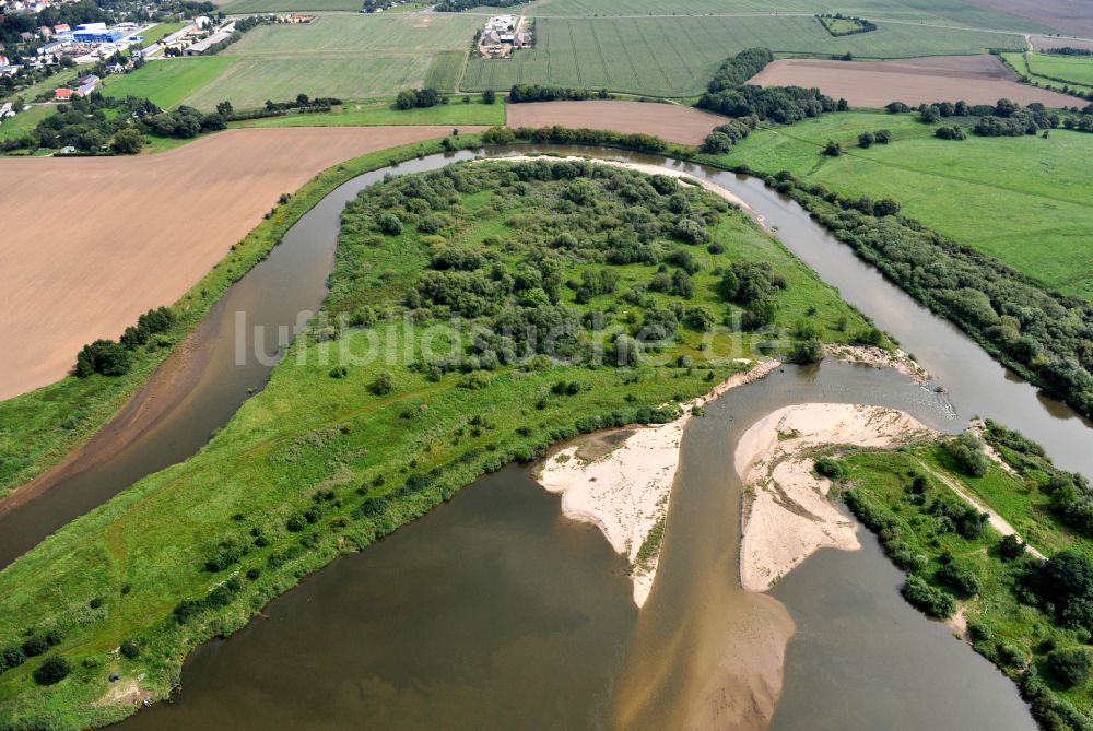 Bad Düben von oben - Uferbereiche mit durch Niedrig- Wasser- Pegel freigelegten Flußbett der Mulde in Bad Düben im Bundesland Sachsen, Deutschland