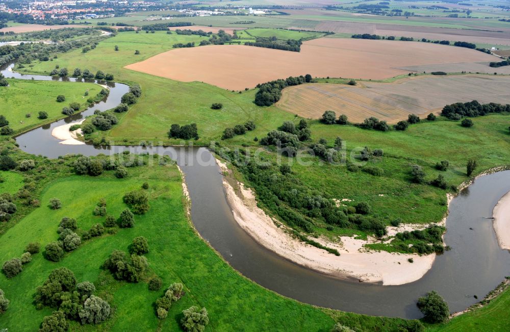 Bad Düben von oben - Uferbereiche mit durch Niedrig- Wasser- Pegel freigelegten Flußbett der Mulde in Bad Düben im Bundesland Sachsen, Deutschland