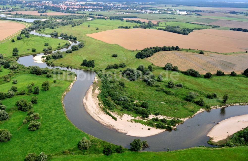 Bad Düben aus der Vogelperspektive: Uferbereiche mit durch Niedrig- Wasser- Pegel freigelegten Flußbett der Mulde in Bad Düben im Bundesland Sachsen, Deutschland