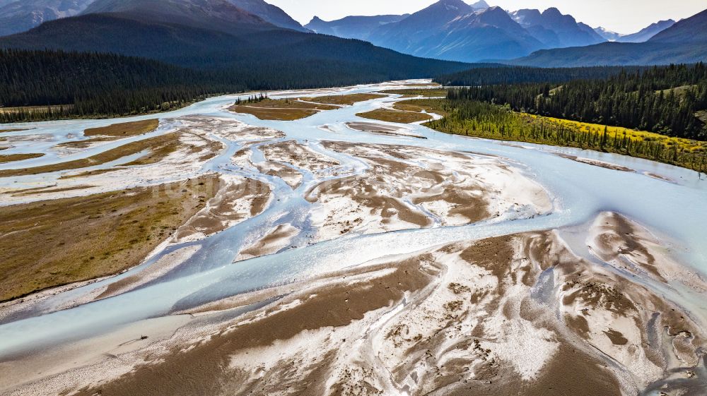 Luftbild Saskatchewan River Crossing - Uferbereiche mit durch Niedrig- Wasser- Pegel freigelegten Flußbett North Saskatchewan River in Canadian Rocky Mountains, in Saskatchewan River Crossing in Alberta, Kanada